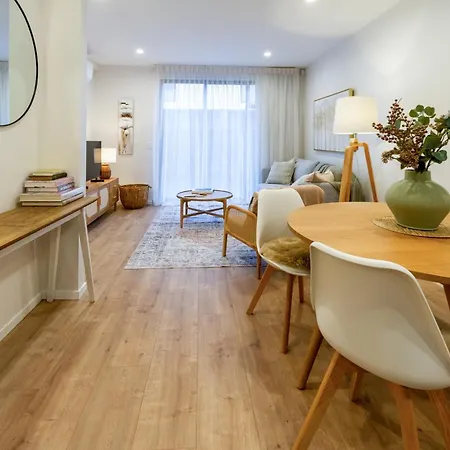Stylish 3 Bedroom Home In Prime City With Garage